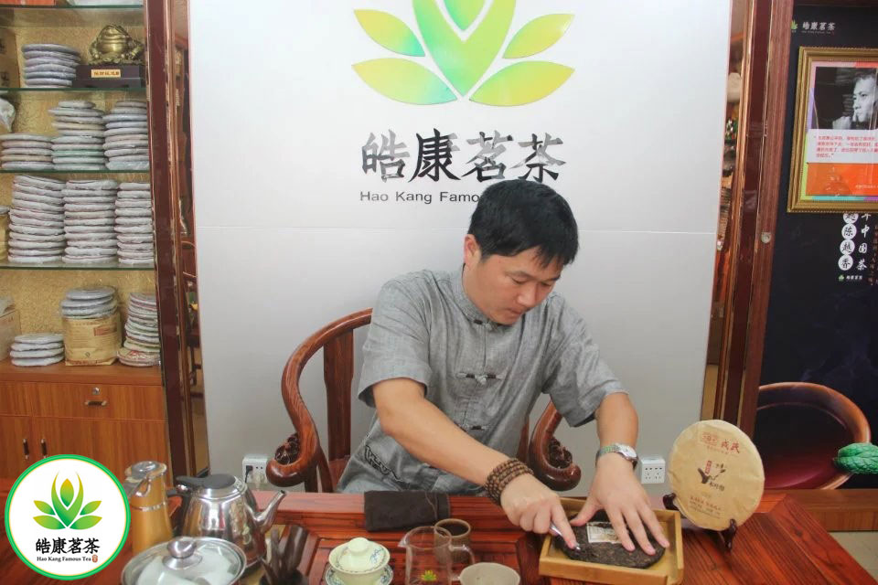 Mengku Му Е Чунь разделывает чайный мастер Олег Хайнань