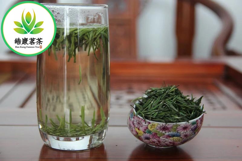 Зеленый чай Чжу Е Цин при заваривании часть листьев в верх